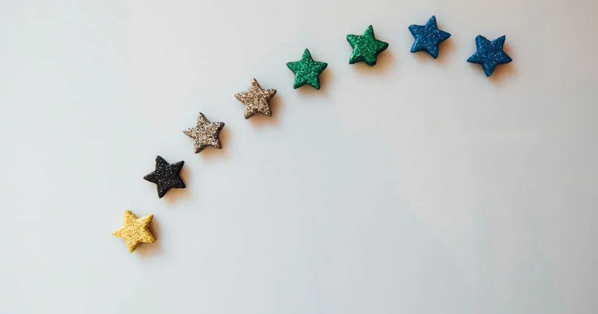 A row of stars sitting on top of a white table